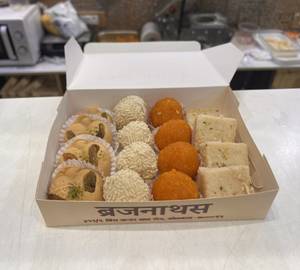 Assorted sweets box [small, 16 pcs]-