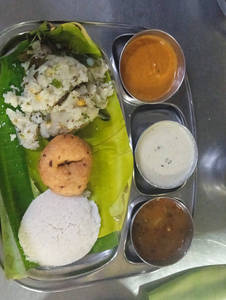 Idli & Vada With Upma