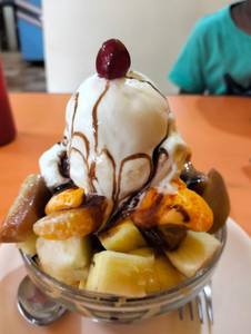 Fruit salad with icecream