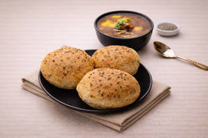 Ajwain Poori With Aloo Sabji (3 Pcs)