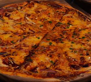 Chicken dominator pizza