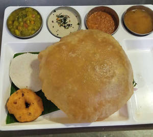 Idli [1 Piece] With 1 Vada And 1 Poori