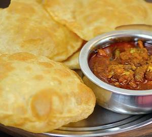 4 poori with chicken curry [3 pieces]