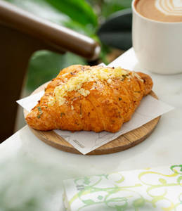 CHEESE GARLIC CROISSANT