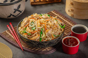 Chicken Hakka Noodles [500 ML]