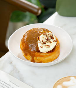 STICKY PECAN CINNAMON ROLL