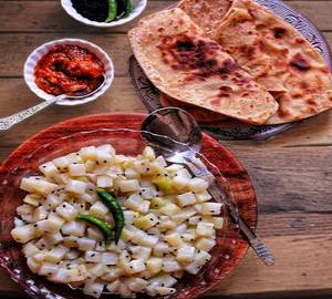 Roti 4pcs. And Sada Alur Tarkari