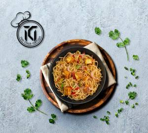 Paneer Chowmein (With Imli & Chilli Sauce Pouch), Quan - 1 Big (750 Ml) Almnm Cntnr.