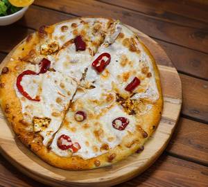 Spicy kadhai paneer pizza