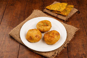Batata Wada(3 Pcs) & Theplas With Pickle