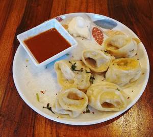 Corn and cheese steamed momos [8 pieces]