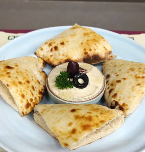 Mediterranean Hummus With Pita Bread