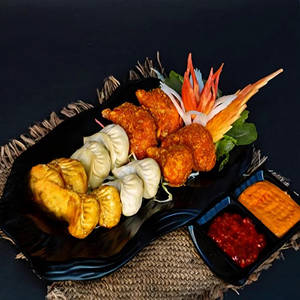 Momos Platter (steamed  Momos 8nos & Fried Momos 4nos)