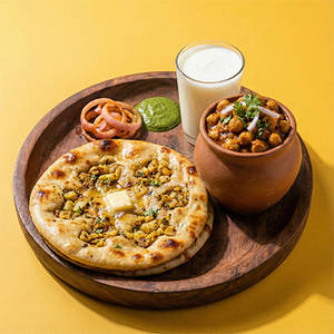 Amritsari Kulcha With Kulhad Chole