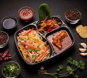 Hot Garlic Paneer With Hakka Noodles
