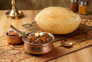 Delhi Ke Chole Bhature Half Plate (1 Piece Bhatura)