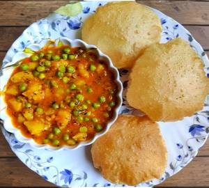 Puri With Aalu Matar Ki Sabji half [5piece]