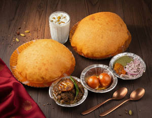 Delhi Ke Chole Bhature (full) + Punjab Di Lassi + Gulab Jamun
