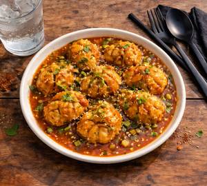 Veg Saucy Momos ( 6 Pcs )