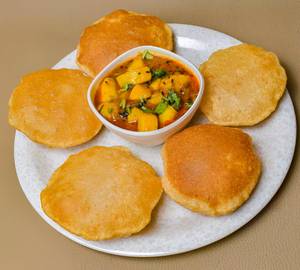 6 Poori With Sabji [300 Ml]