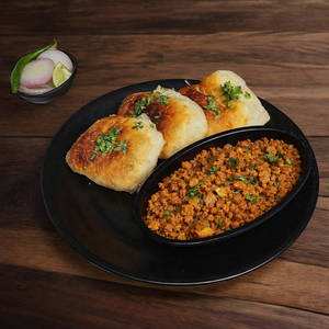 Chicken Keema And 3 Pav