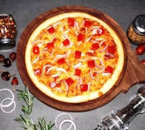 Onion and tomato pizza