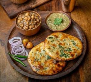 Onion Kulcha With Chana
