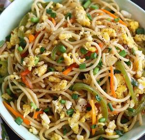Egg hakka noodles