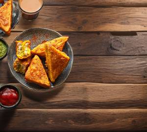 Bread pakoda [2 piece] with tomato sauce and green chutney