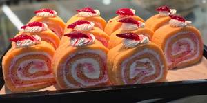 Strawberry Swiss Roll 2 pieces