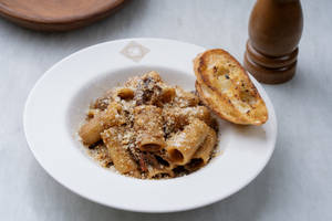 Brown Bechamel Rigatoni With Shiitake&button Mushrooms,sundried Tomatoes & Parmesan Breadcrumbs
