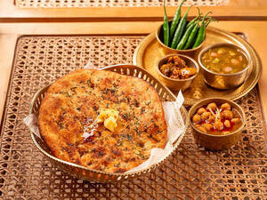 Cheese Kulcha With Gravy