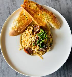 Spaghetti Aglio Olio Fresh Red Chilli - Veg