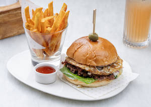 Single Buff Patty Cheeseburger With Bacon & Fried Egg
