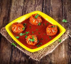 Paneer makhanai gravy momos                      