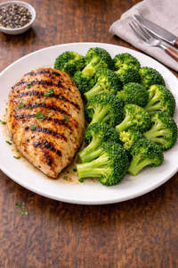 Grill Chicken With Steemed Broccoli