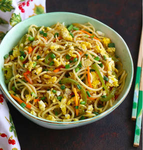 Classic Hakka Noodles- Chicken & Egg
