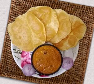 Poori[4 pieces] with chole curry