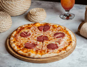 Butter Salami Chicken Pizza