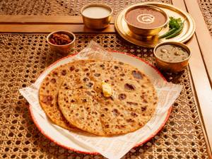 Aloo Pyaaz Paratha With Dal Makhani