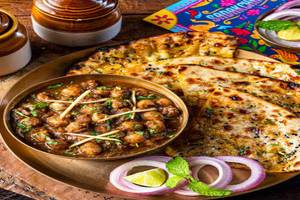 Amritsari Chole With Plain Kulcha