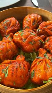 Paneer Chilli Sauce Tossed Momos (8 Pcs)