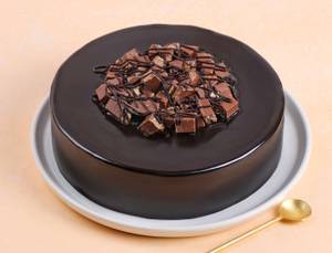 Eggless KitKat Crush Cake