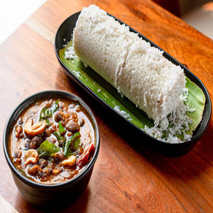 White Puttu & Kadala  Curry