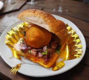 Schezwan Vada Pav