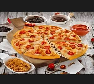 Blazing Chicken Red Paprika Pizza