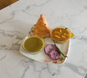 Paneer chilli samosa [1 piece]