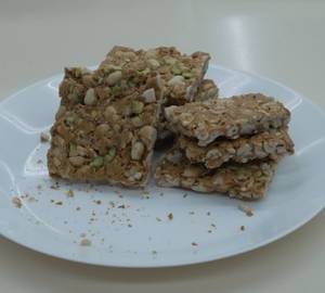 Organic Gud Pista Peanut Chikki (500 Gms)