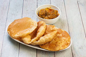 5 poori with chicken curry [2 pieces]