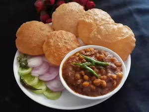 5 poori with chana masala